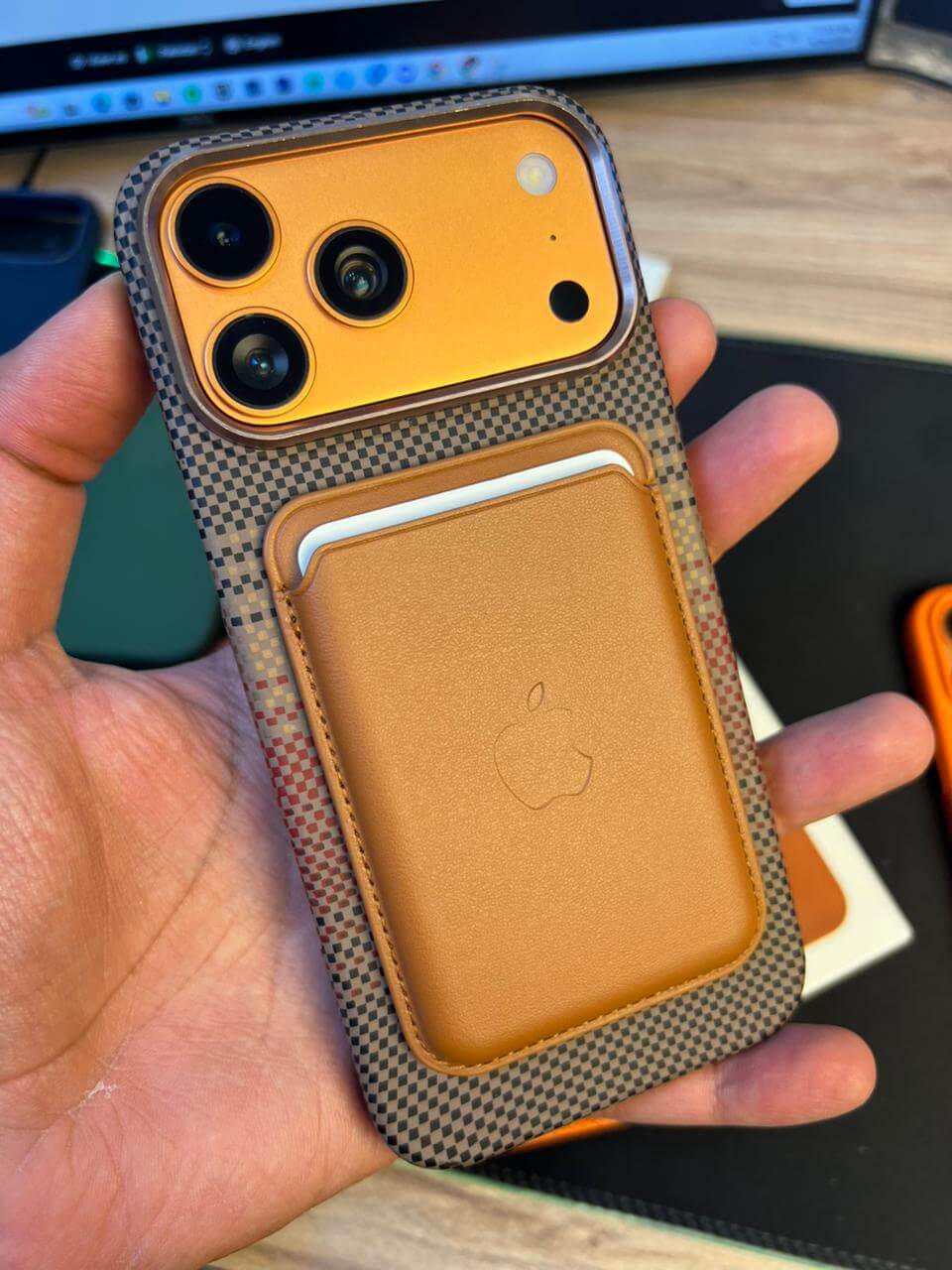 iPhone Leather Wallet with MagSafe IC Animation